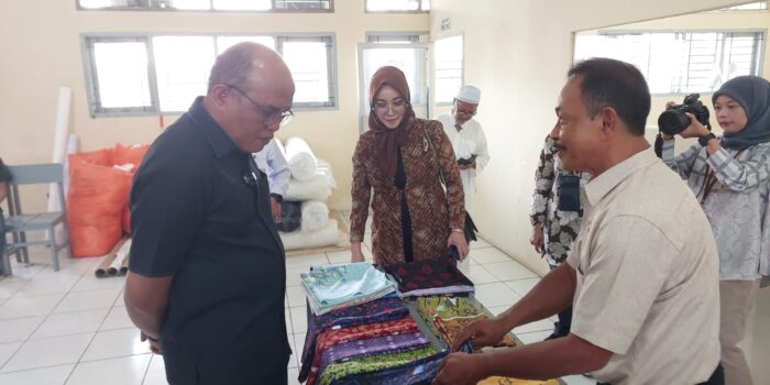 Kerja Sama Dengan Sejumlah SMK, Ketua DPRD Sumbar Apresiasi Batik Lumpo