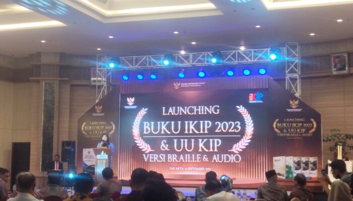 Ketua KI Sumbar Wakili KI se Indonesia Tanda Tangani Buku IKIP 2023