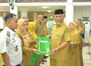 Serahkan SK Kenaikan Pangkat PNS, Gubernur Mahyeldi : ASN Tulang Punggung Negara Untuk Wujudkan Indonesia Emas 2045