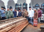 Gubernur Sumbar Salurkan Bantuan Kayu untuk Pembangunan Dua Masjid di Pesisir Selatan