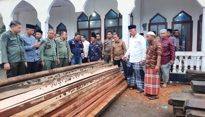 Gubernur Sumbar Salurkan Bantuan Kayu untuk Pembangunan Dua Masjid di Pesisir Selatan