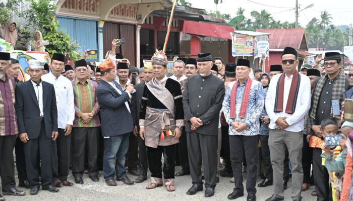 Efriedi Dilantik Sebagai Rajo Dubalang Simpang Tonang: Gubernur Mahyeldi Ingatkan Pentingnya Pembinaan Anak dan Adat