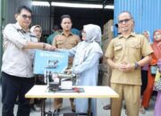 Ketua Komisi IV DPRD Kota Padang Mastilizal Aye Serahkan Bantuan UMKM Bagi Masyarakat Dapil