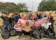 Orang Muda Ganjar Bersama Komunitas Pecinta Alam Bersihkan Pantai Taplau Dari Sampah