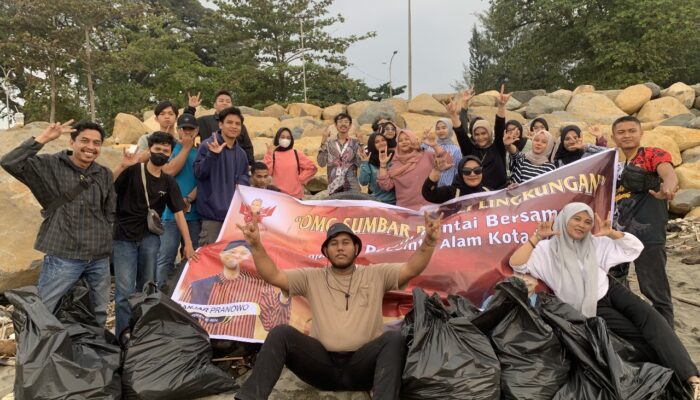 Orang Muda Ganjar Bersama Komunitas Pecinta Alam Bersihkan Pantai Taplau Dari Sampah