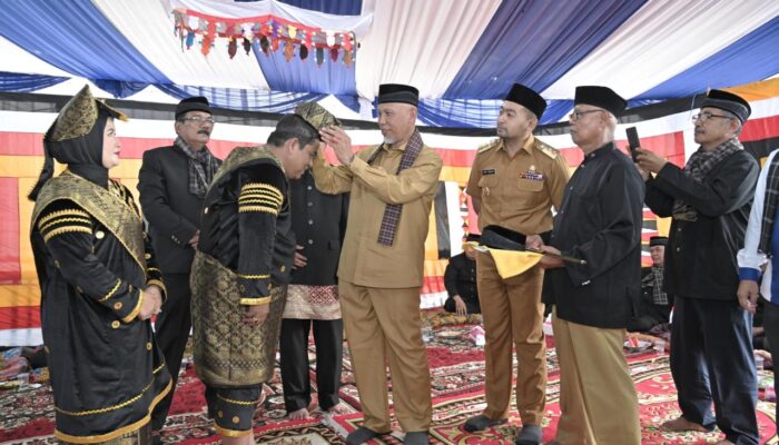 Gubernur Mahyeldi Hadiri Upacara Adat Batagak Gala Suku Sikumbang Datuak Putiah Kepada Suhatri Bur Bupati Padang Pariaman