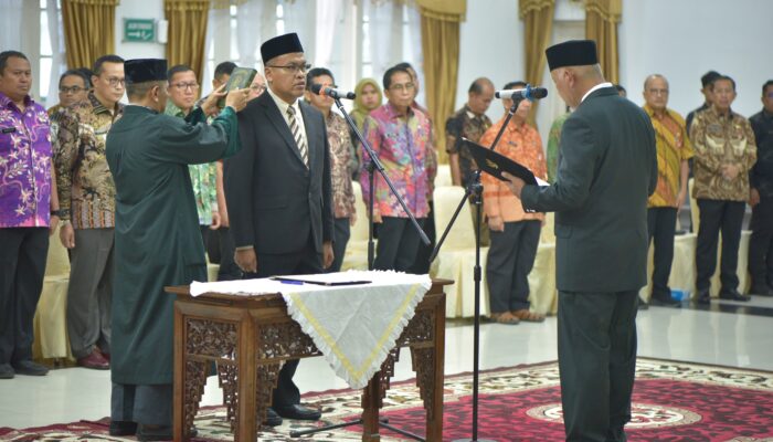 Gubernur Mahyeldi Lantik Arry Yuswandi Sebagai Asisten II Bidang Perekonomian dan Pembangunan Setdaprov Sumbar