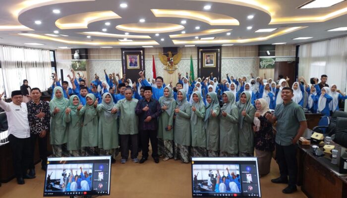 Wakil Ketua DPRD Sumbar Suwirpen Suib Terima Kunjungan Ratusan Siswa SMPN 6 Padang