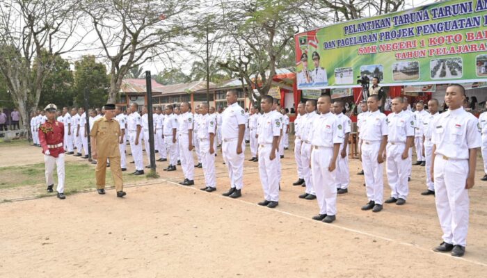 Lantik Taruna-Taruni SMK 1 Koto Baru Dharmasraya, Gubernur Mahyeldi Sebut Pentingnya Pelajar Berkarakter Disiplin dan Berjiwa Nasionalis