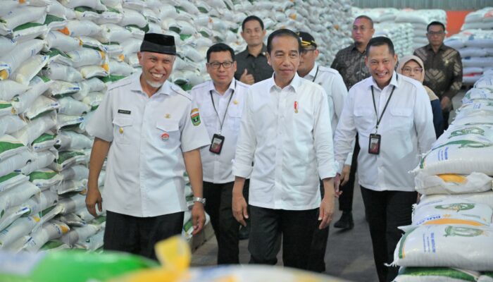 Presiden Jokowi Amankan Stok Beras Sumbar dan Salurkan Bantuan BLT