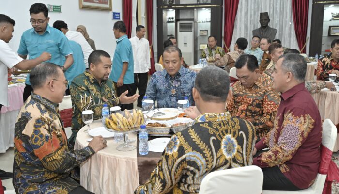 Wagub Sumbar Audy Joinaldy dan Plt Gubernur Lemhanas Berdiskusi Lepas di Sela Jamuan Makan Malam