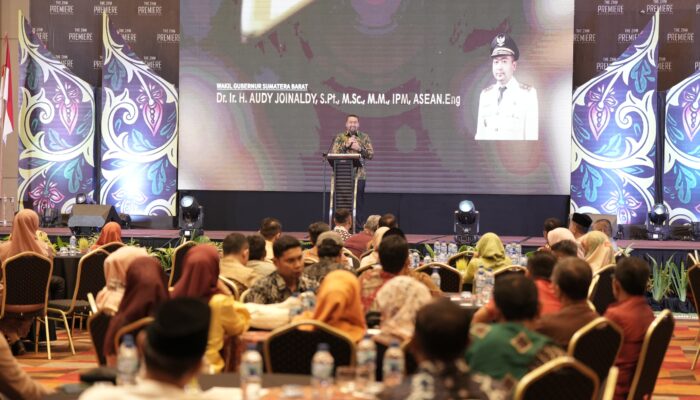 Ketahanan Pangan Sumbar Masuk Lima Besar Nasional, Wagub Audy Serahkan Penghargaan APN Bagi Sejumlah Tokoh dan Kepala Daerah