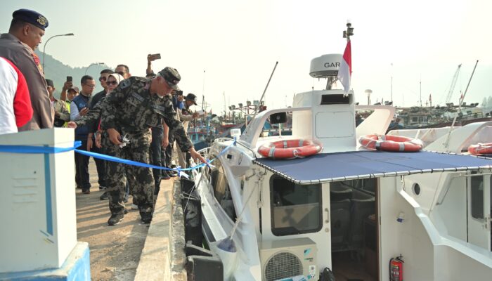 Gubernur Mahyeldi Resmikan Armada Baru untuk Meningkatkan Pengawasan Kelautan dan Perikanan di Sumbar