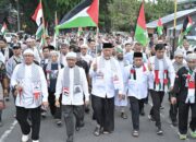 Gubernur Mahyeldi Pimpin Longmarch Bersama Ribuan Warga Sumbar, Perkuat Dukungan untuk Palestina