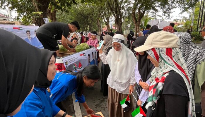 Nanda Satria Bagi Semangka Saat Aksi Free Palestina di Masjid Raya