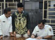 Pemilukada 2024, Pemko Padang Serahkan Dana Hibah 4,3 Miliar Rupiah Kepada Bawaslu