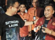 Anies Kasih Baju Kaos, Adrian Tuswandi Terenyuh dan Ungkap Hal Mengejutkan