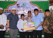 Hendri Septa Serahkan Santunan Pendidikan Bagi Anak Yatim Binaan Masjid Agung Nurul Iman