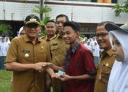 85 Siswa SMKN 6 Padang Terima E-KTP, Hendri Septa : Gunakan Hak Suara, Jangan Tawuran