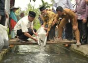 Gubernur Sumbar Serahkan Bibit Ikan dan Ajak Pokmaswas Perkuat Ketahanan Pangan