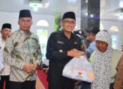 Ramadhan Berbagi, Hendri Septa Serahkan Paket Sembako Untuk 395 Mustahik di Padang Selatan