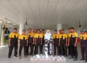 Hj. Nevi Zuairina Berbagi paket Ramadhan Untuk Porter dan CS Bandara Internasional Minangkabau