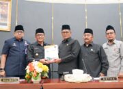 Sidang Paripurna DPRD, Hendri Septa Terima Rekomendasi LKPJ Wali Kota Padang 2023