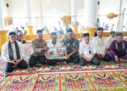 Safari Jumat di Masjid Jami’ Bungtekab, Hendri Septa Jadi Khatib Jumat dan Serahkan Bantuan Pembangunan
