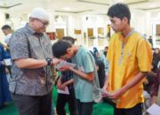 Andree Algamar Serahkan Santunan THR Bagi Anak Yatim Binaan Masjid Agung Nurul Iman