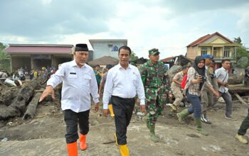 Dampingi Mentan ke Lokasi Bencana, Gubernur Sumbar BakalPenuhi Syarat Bantuan Rehabilitasi Lahan Pertanian Rusak