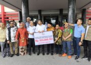 KSMR Serahkan Rp 533.0001.701 ke Wagub Audy Joinaldi