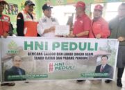 Senator Muslim M. Yatim Salurkan Logistik ke Daerah Galodo Sumbar