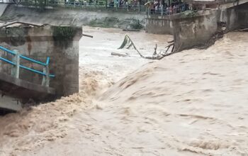 Hujan Deras Akibatkan Jembatan Koto Kandis Putus, Tiga Kampung Terisolasi di Pessel