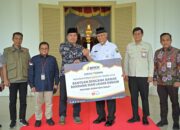 BPKH Salurkan Bantuan Kebencanaan Rp717 Juta, Gubernur Mahyeldi Yakin Masyarakat Makin Optimis untuk Bangkit