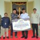 Gubernur Mahyeldi saat menyerahkan bantuan bencana banjir lahar dingin dan longsor.(Foto dok adpsb)