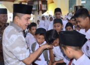 Ekos Albar Usung Program Seragam Sekolah Gratis Bagi Siswa di Padang