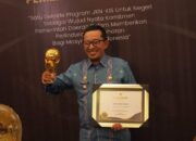 Bupati Tanah Datar Terima UHC Award 2024