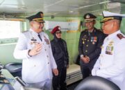 Dirgahayu Ke-79 TNI AL, Pj Wako Andree Algamar Pimpin Tabur Bunga di KRI Kala Hitam