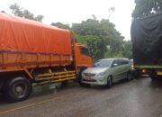 Diduga Jalan Licin, Mobil Dinas Bawaslu Sumbar Terlibat Kecelakaan Beruntun