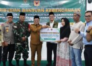 Serahkan Bantuan, Bupati Eka Putra Minta Masyarakat Jangan Mudah Percaya Hoaks