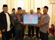 Hadiri Maulid Nabi di Sikaladi, Bupati Serahkan Bantuan Pembangunan