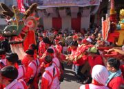 Gubernur Mahyeldi Lepas Peserta Karnaval Sepasan HBT Pusat Sumbar-Riau