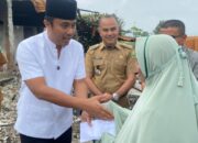 Wagub Vasko Berikan Bantuan Keluarga Sarima Terdampak Kebakaran di Solok