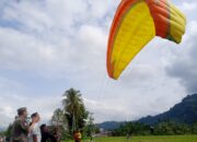Disaksikan Hendrajoni, Atlet Paragliding Uji Take Off Perdana dari  Puncak Gunung Talau Lumpo
