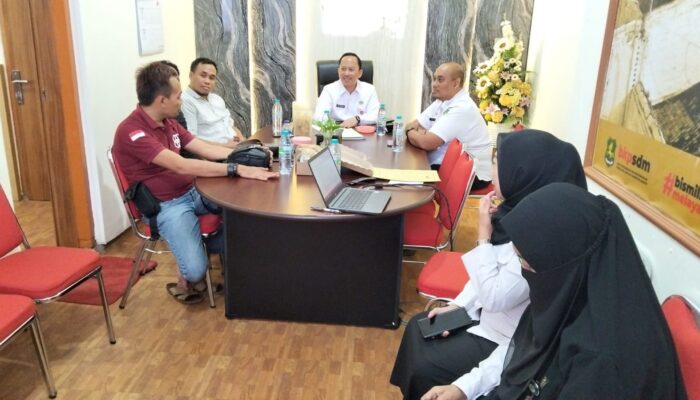 Foto : Plt Kepala BKPSDM Sumenep, Dr. Ir. Arif Firmanto, S.TP., M. Si, Bersama Pegawai BKPSDM dan Wartawan 