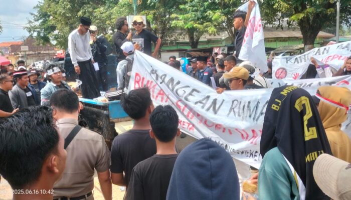 Aksi Demo FKKB forum kepulauan Kangean Bersatu Menolak Survey Seismek