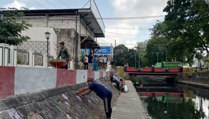 Sambut HUT RI Ke 80, Warga RT 004 Pabian Bersihkan Kali Marengan Penuh Semangat Gotong Royong