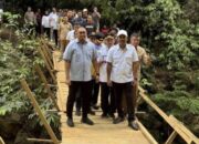 Politisi Partai Gerindra, “Andre Rosiade” Tinjau Jembatan Rusak di Dua Koto Kabupaten Pasaman