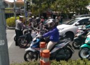 Sambut HUT RI Ke 80, Kanit Lantas Polsek Wiyung Berbagi Bendera Merah Putih