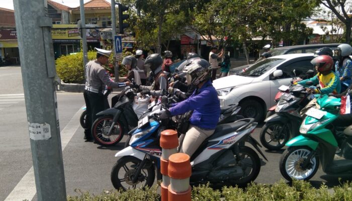 Sambut HUT RI Ke 80, Kanit Lantas Polsek Wiyung Berbagi Bendera Merah Putih